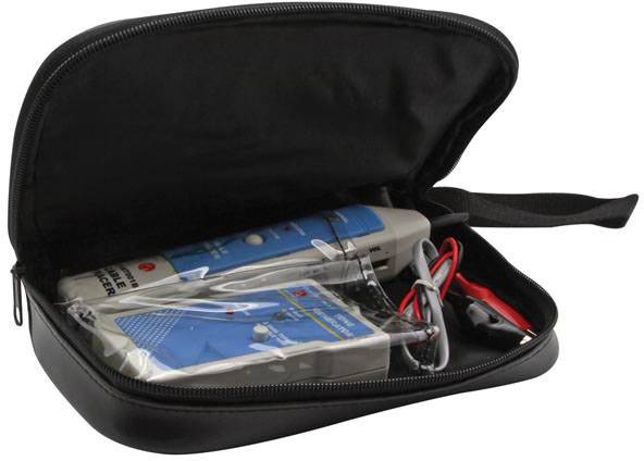 Una borsa nera con cerniera contiene due dispositivi elettronici blu e grigi con cavi collegati, utilizzati per test.