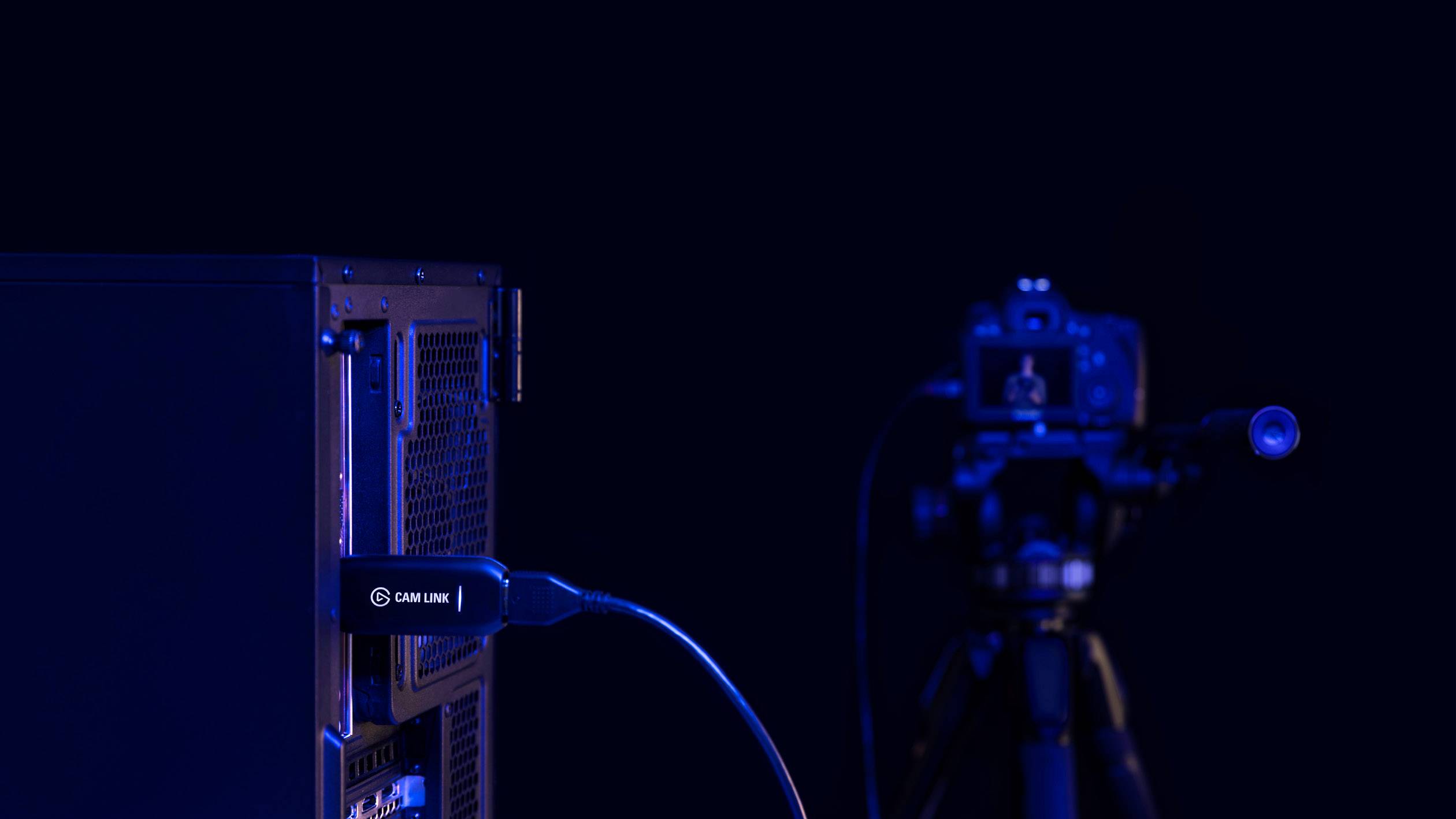 Un computer è collegato a una fotocamera su un treppiede. La connessione avviene tramite un cavo e un modulo di acquisizione.