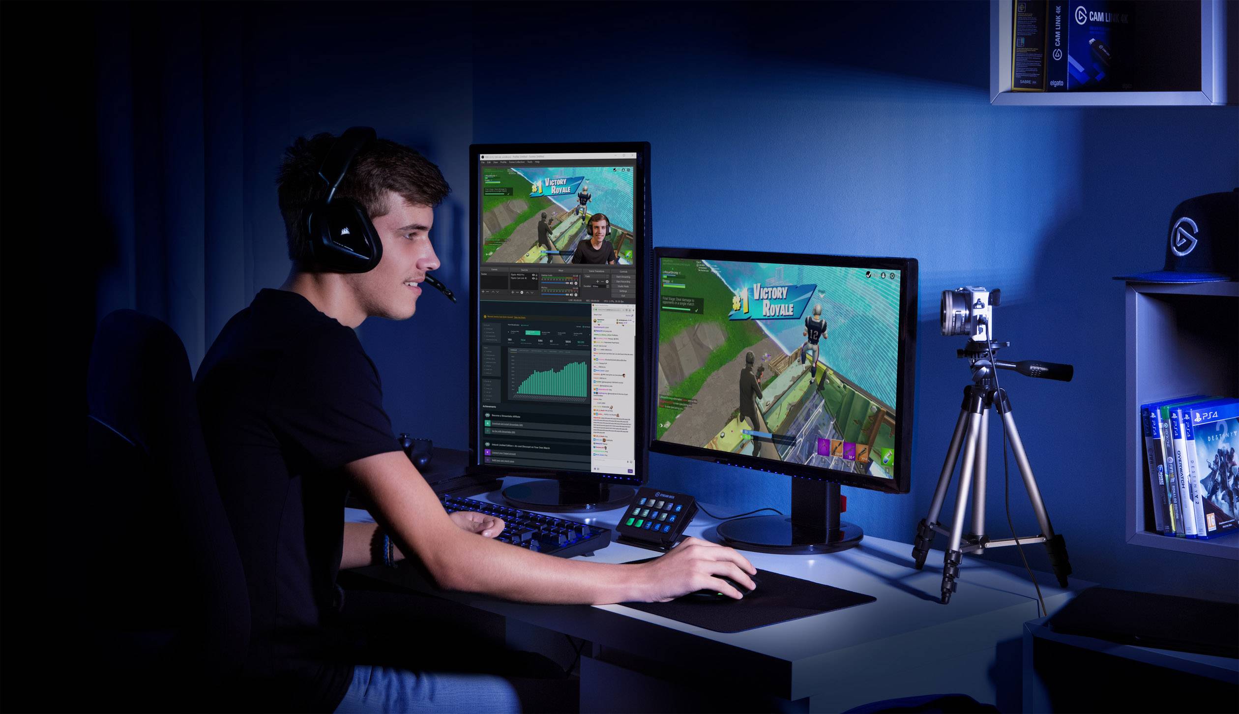 Un giovane uomo è seduto davanti a due monitor, sta giocando a un videogioco e lo sta trasmettendo in diretta. Indossa un headset e usa un mouse.