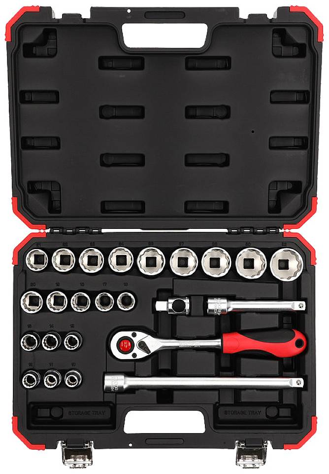 Un cassetta degli attrezzi aperta con bussole, cricchetto e prolunga di varie dimensioni.