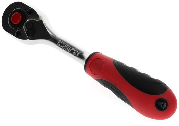 Chiave a cricchetto con impugnatura rossa e nera, in metallo. Utensile utilizzato per serrare o allentare viti e dadi.