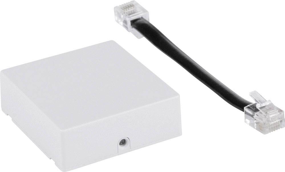 Un adattatore di rete rettangolare bianco con un cavo di connessione nero e due connettori su sfondo bianco.