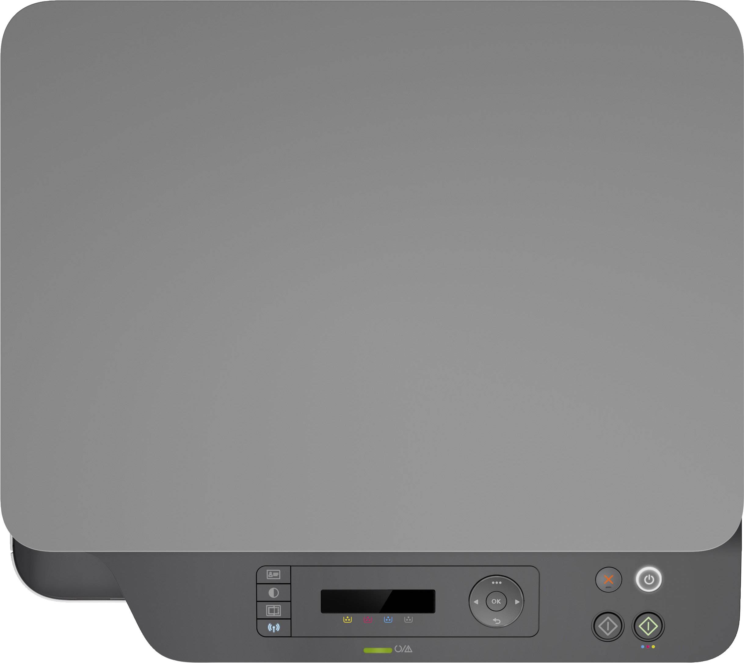 Vista dall'alto di un forno elettrico grigio con un pannello di controllo nero e vari comandi e display.