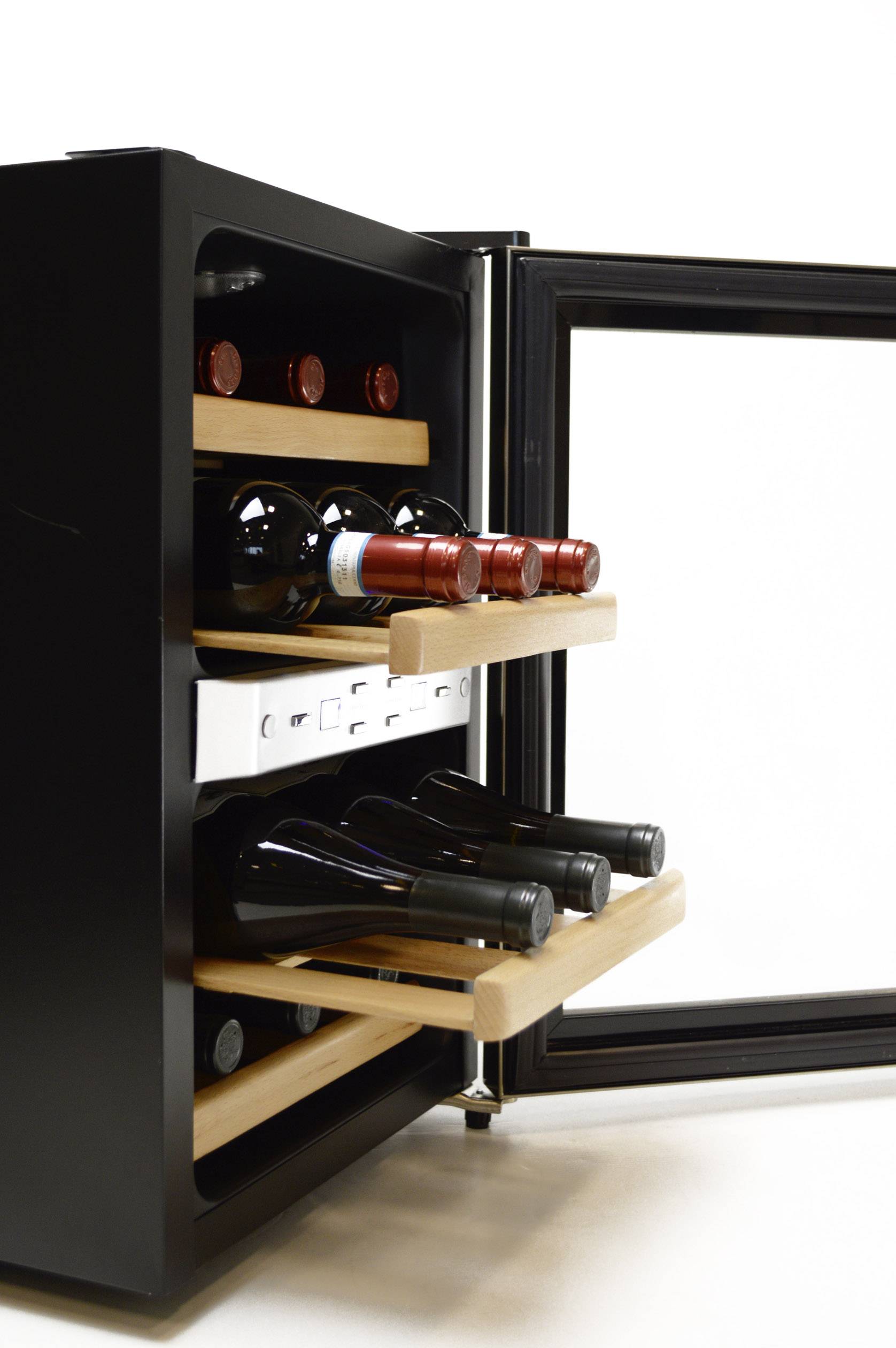 Un frigorifero per vini aperto con ripiani in legno, su cui sono posizionate orizzontalmente le bottiglie di vino. Porta in vetro.