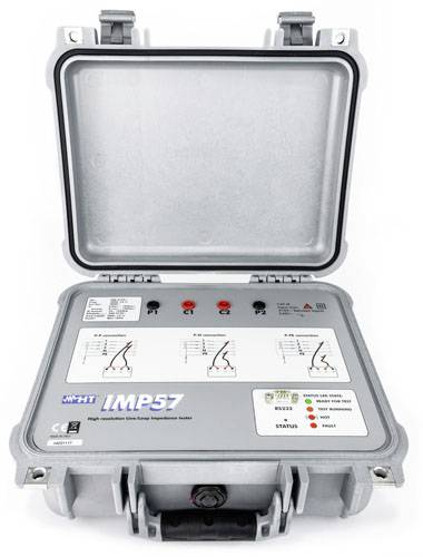 'Dispositivo IMP57 in un involucro aperto con schemi elettrici e spie di controllo. Per la misurazione dell'alta tensione; specifiche del produttore visibili.'