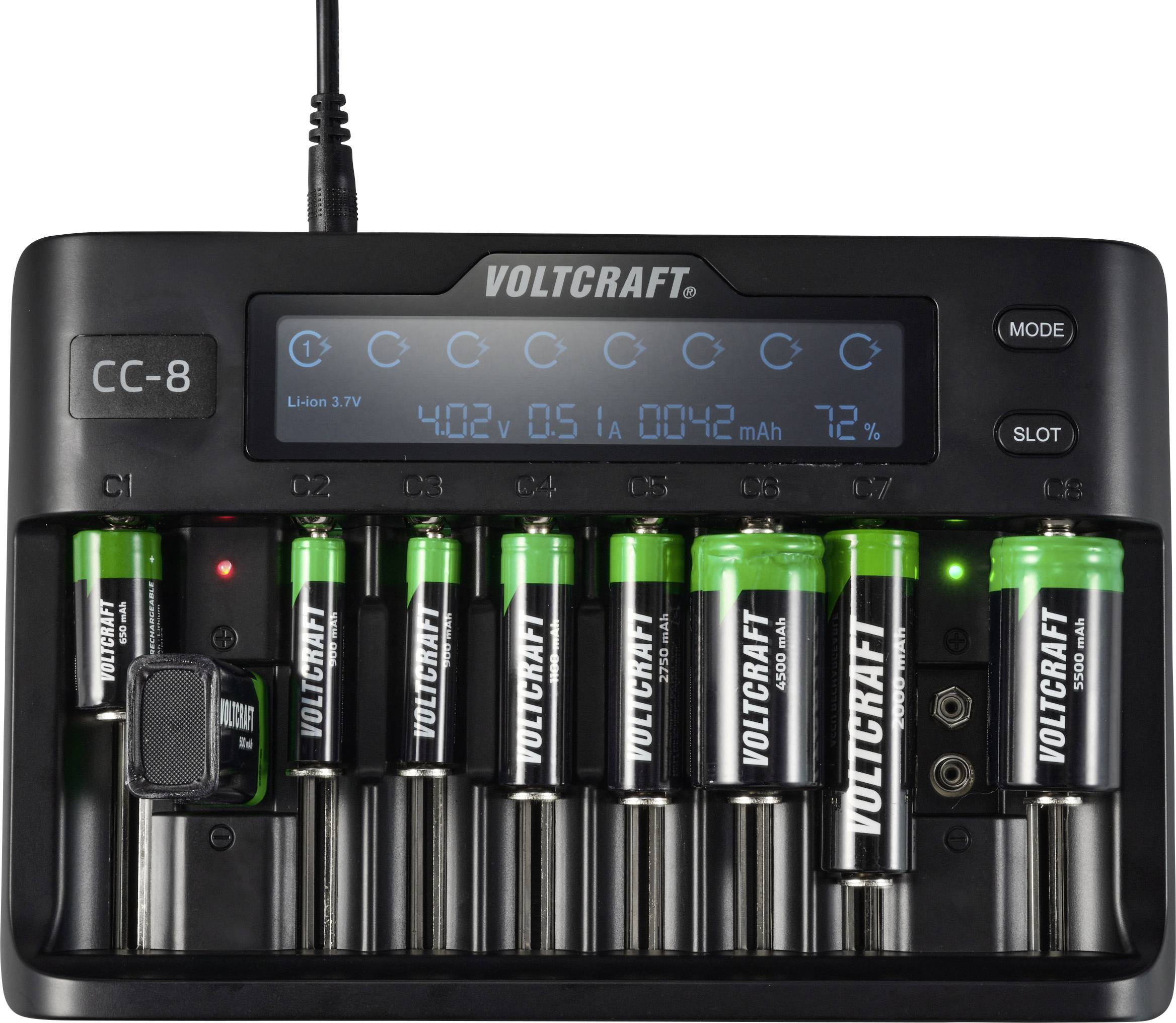 Un caricabatterie con otto slot mostra lo stato di carica, la tensione e l'intensità di corrente. Le batterie sono in carica. Modello: VOLTCRAFT CC-8.