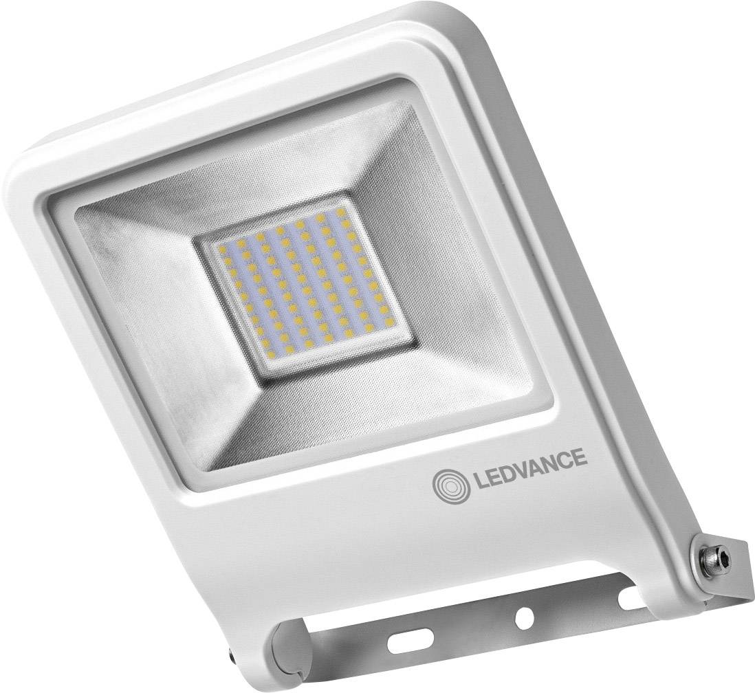 Un proiettore LED bianco del marchio Ledvance mostra un design moderno con un campo luminoso quadrato, montato su un supporto.