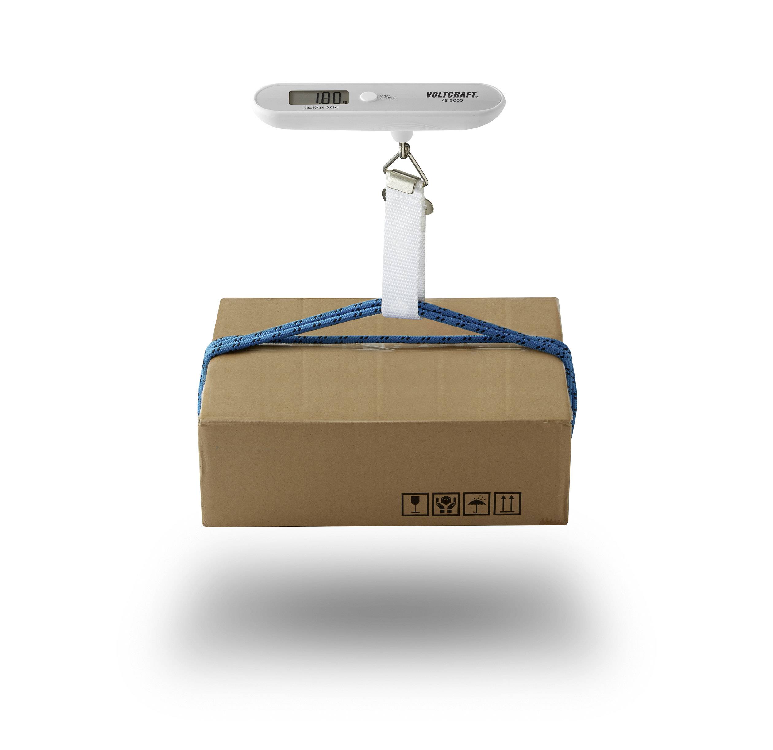 La bilancia digitale mostra 1,80 kg, pesando un pacco rettangolare.