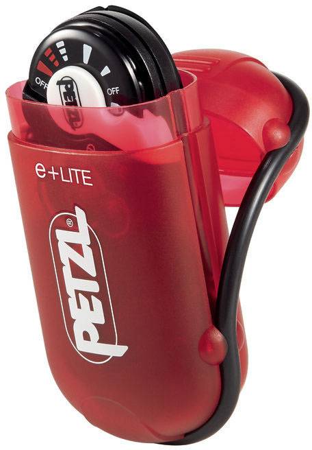 Una lampada frontale rossa PETZL, modello 'e+LITE', parzialmente aperta, mostra la rotella di regolazione con opzioni per accendere e spegnere.
