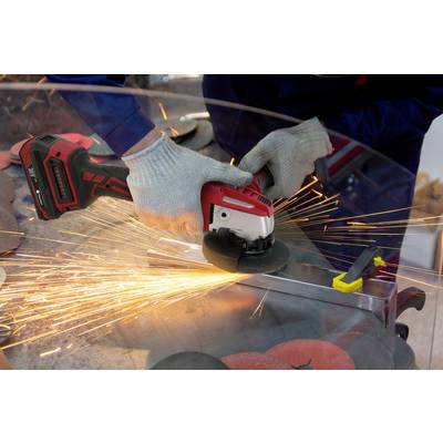 Una persona sta molando un'asta metallica con un smerigliatrice angolare elettrica, mentre scintille schizzano. Indossa guanti grigi.