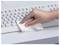Una mano pulisce una tastiera di computer con un panno disinfettante bianco, enfatizzando l'igiene e la manutenzione in un ambiente d'ufficio.