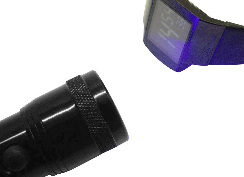 Una torcia nera illumina un bracciale digitale rettangolare scuro, che mostra un bagliore blu.