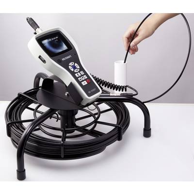 Un dispositivo di ispezione portatile con schermo, cavo a spirale e sonda, viene utilizzato da una persona per esaminare un tubo.