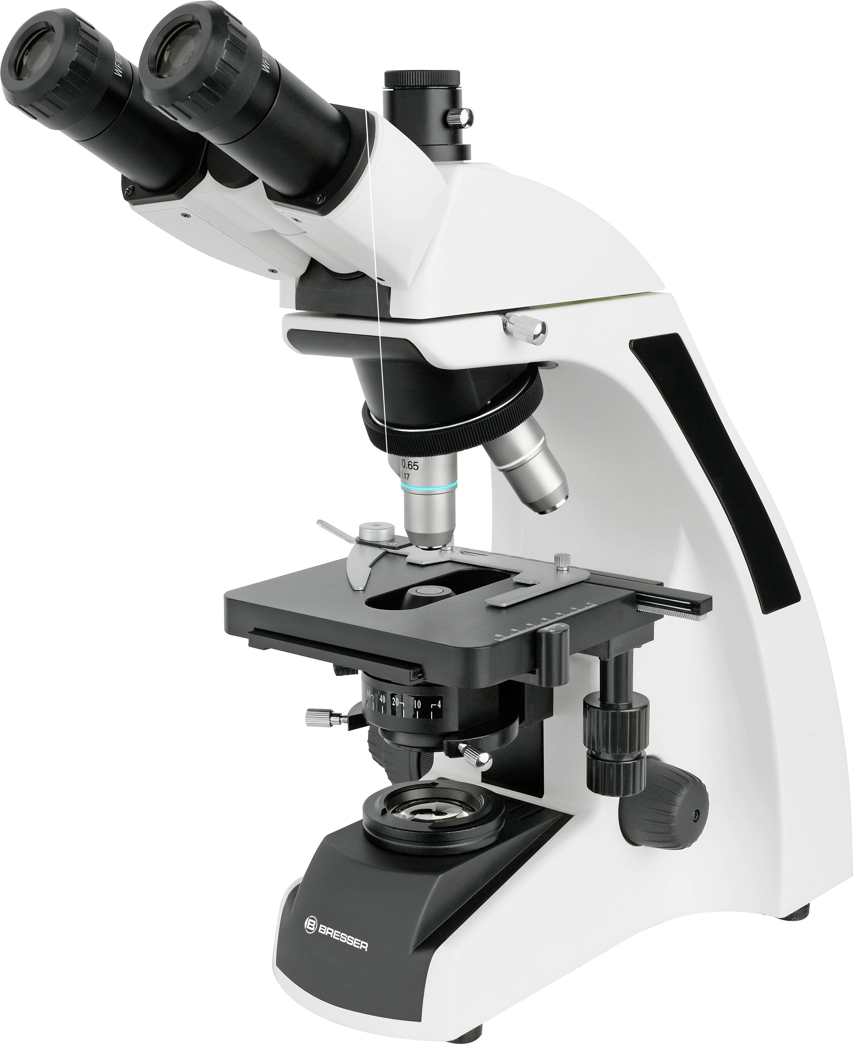 Un microscopio con due oculari e diversi obiettivi, dal design bianco e nero, viene utilizzato per indagini scientifiche.