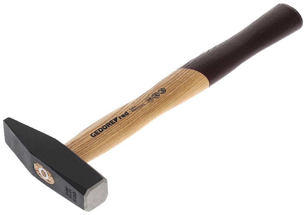 Un martello con impugnatura in legno e testa in metallo è posizionato di sbieco. Ha un logo sulla testa e un'indicazione del produttore sull'impugnatura.
