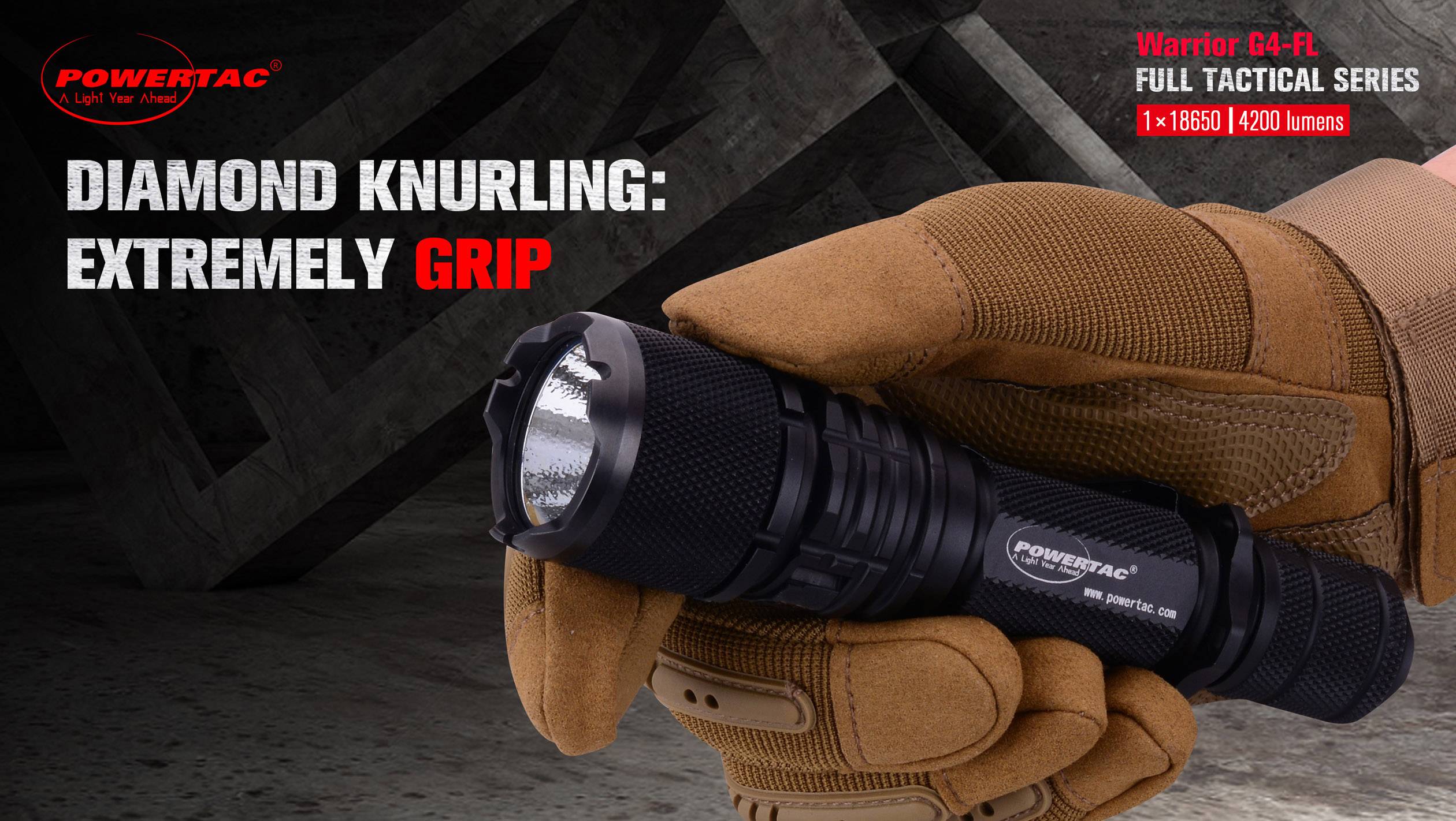 Una mano con un guanto marrone impugna una torcia tattica. Testo sull'immagine: 'Diamond Knurling: Grip Estremo', 'Warrior G4-FL'.