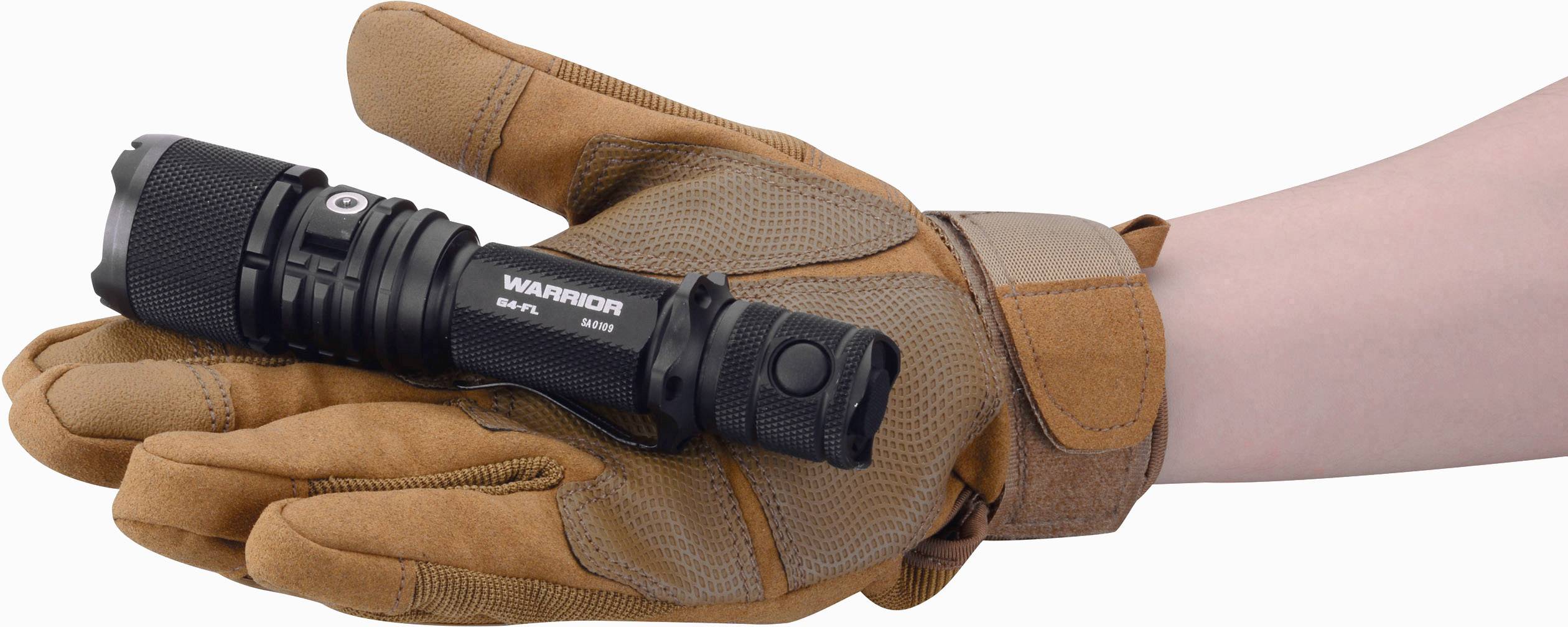 Una mano in un guanto marrone tiene una torcia nera con la scritta 'WARRIOR'.