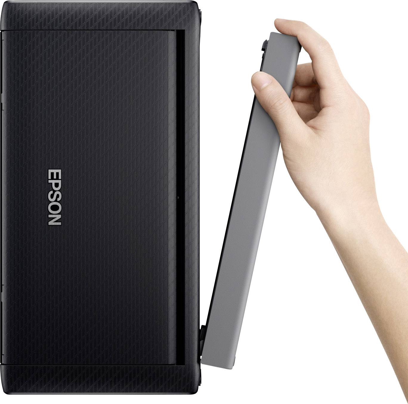 Una mano apre il coperchio di uno scanner nero Epson.