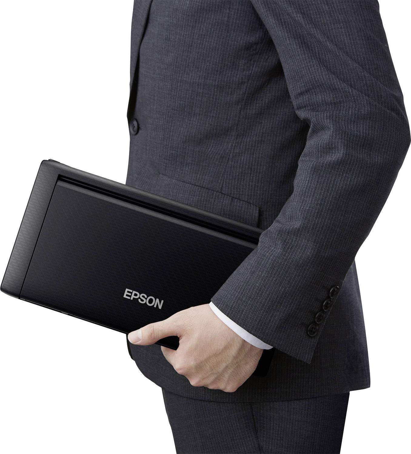 Una persona in un abito grigio che trasporta sotto il braccio una stampante Epson nera.