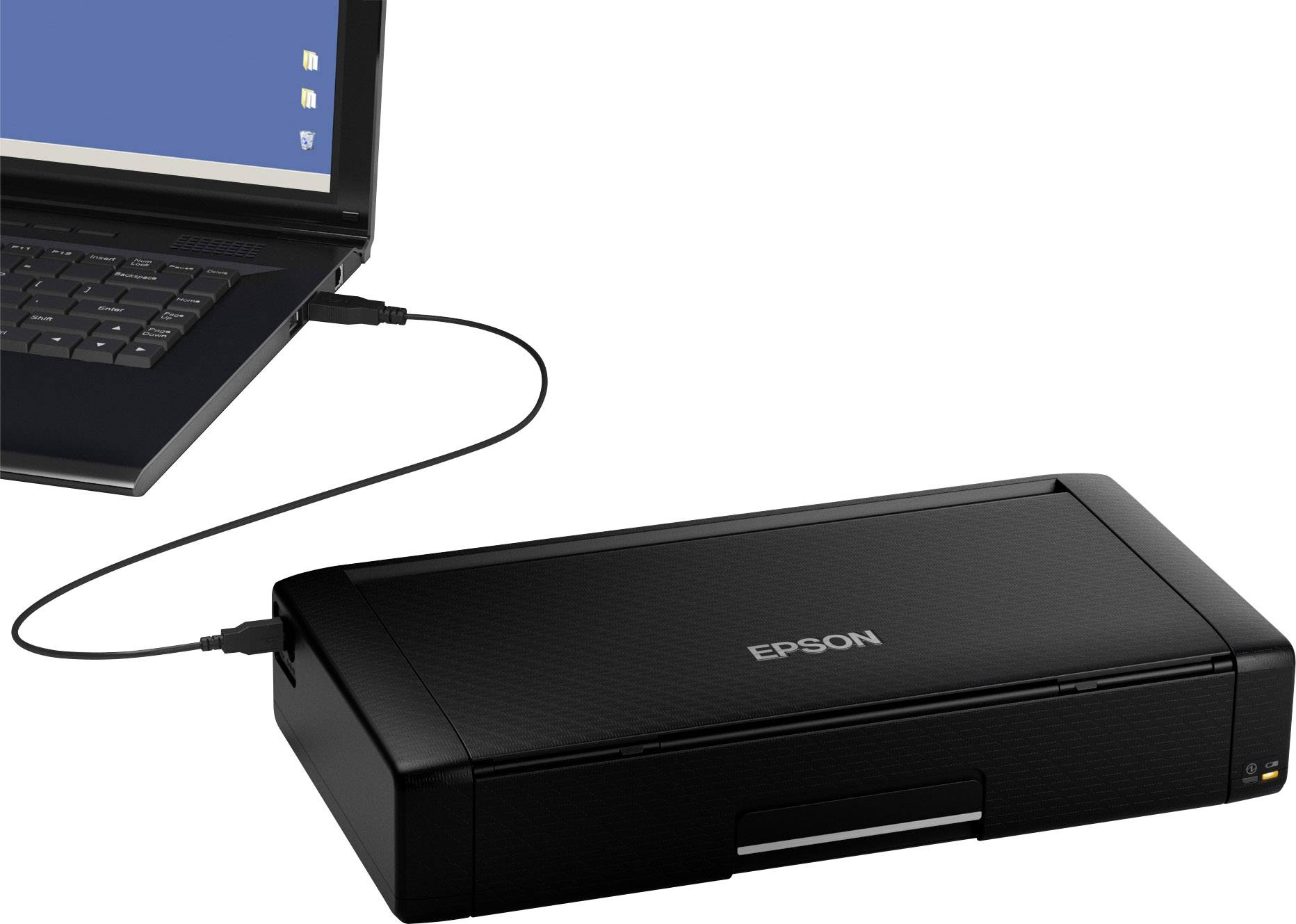 Una stampante Epson nera è collegata tramite cavo a un laptop. Lo schermo del laptop mostra uno sfondo desktop blu.
