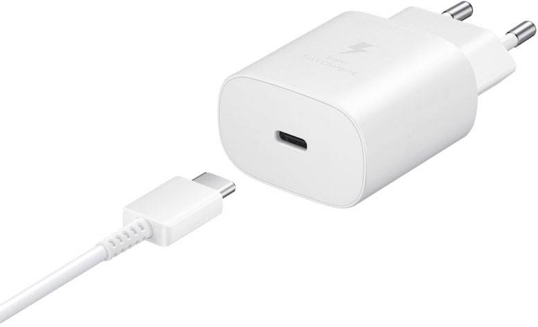 Un caricabatterie bianco USB-C con cavo rimovibile e spine europee; adatto per dispositivi mobili.