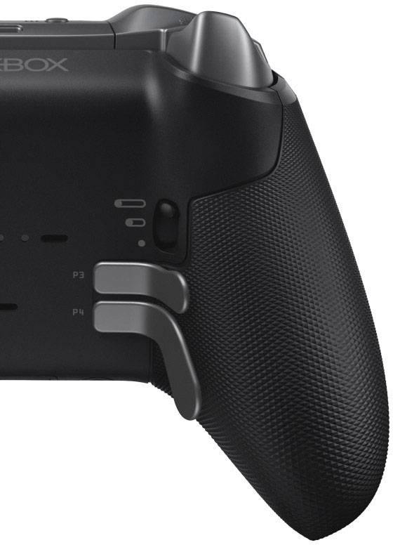 'Primo piano di un controller da gaming nero visto di lato. Sono visibili la texture del impugnatura e i comandi, disposti in modo ergonomico.'