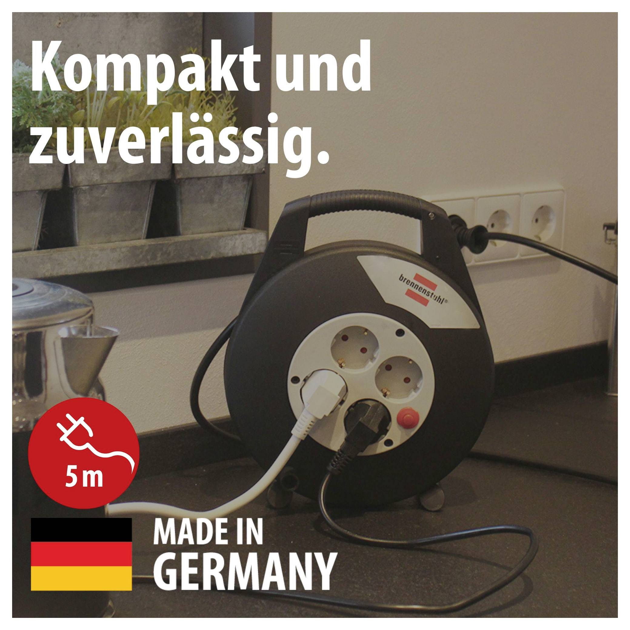 Avvolgicavo con spina su un piano di lavoro della cucina; testo "Compatto e affidabile", "5 m" e "Made in Germany".