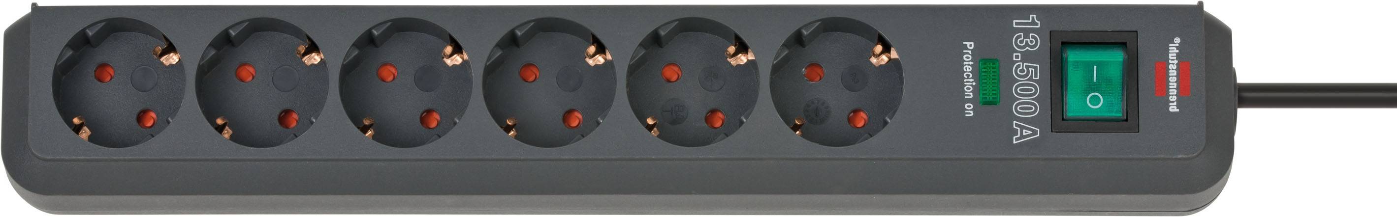 Multipresa con sei prese, involucro nero e interruttore basculante, adatta per dispositivi elettrici.