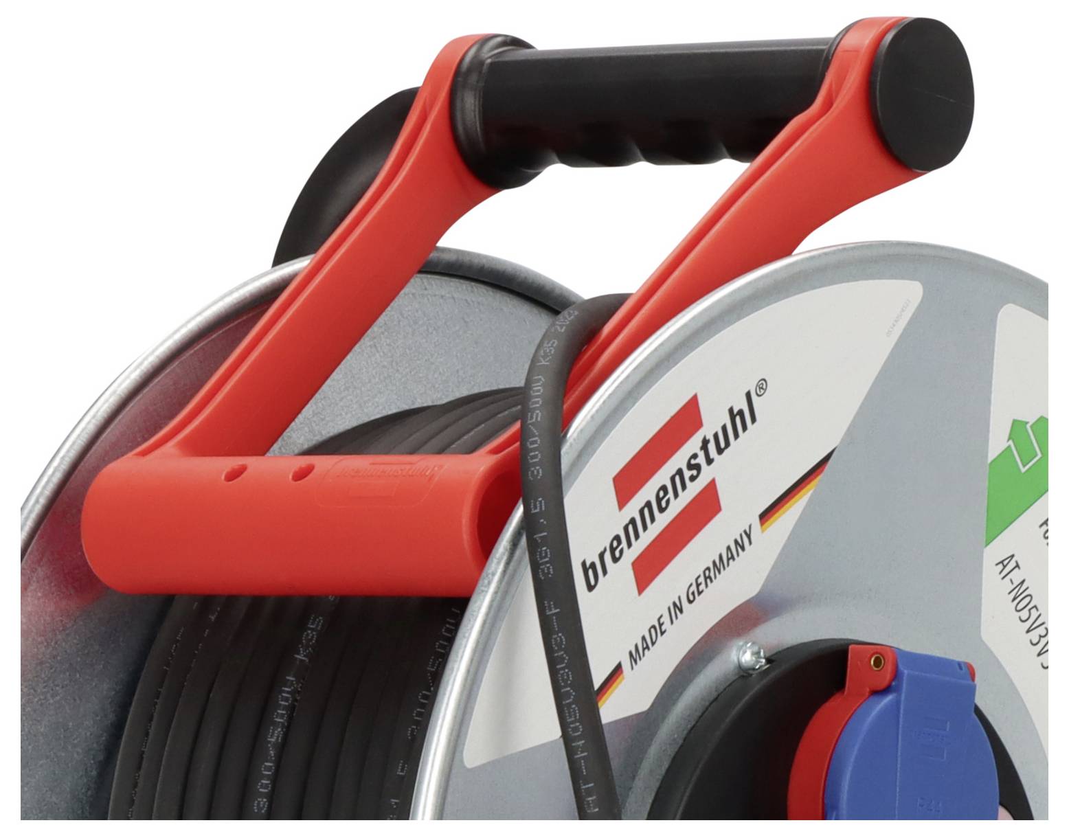 Primo piano di un avvolgitore manuale rosso e nero con tubo nero, etichettato "brennenstuhl" e "MADE IN GERMANY".