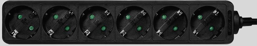 Multipresa a sei prese di colore nero, con contatto di terra verde in ogni socket, disposta orizzontalmente.