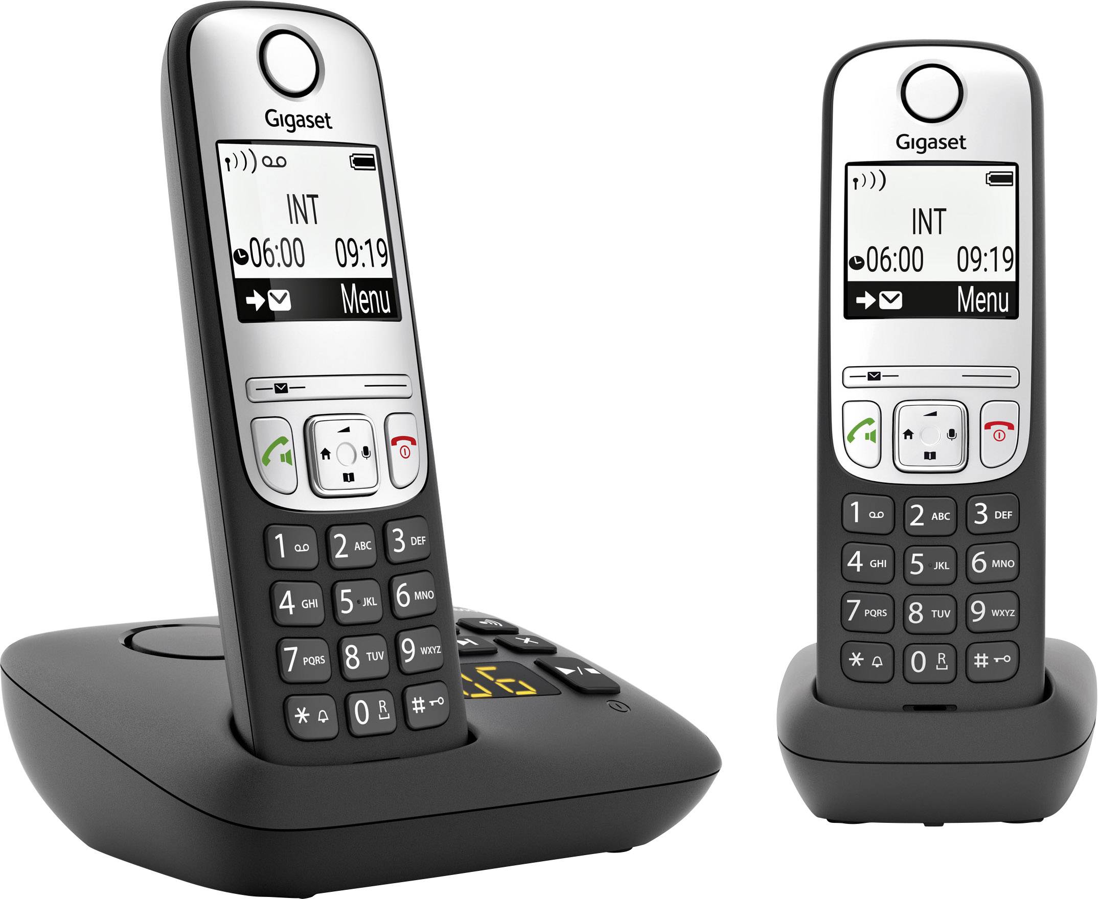 Due telefoni cordless con stazione base. Display che mostra l'ora e le opzioni del menu. Entrambi i telefoni sono in posizione verticale.