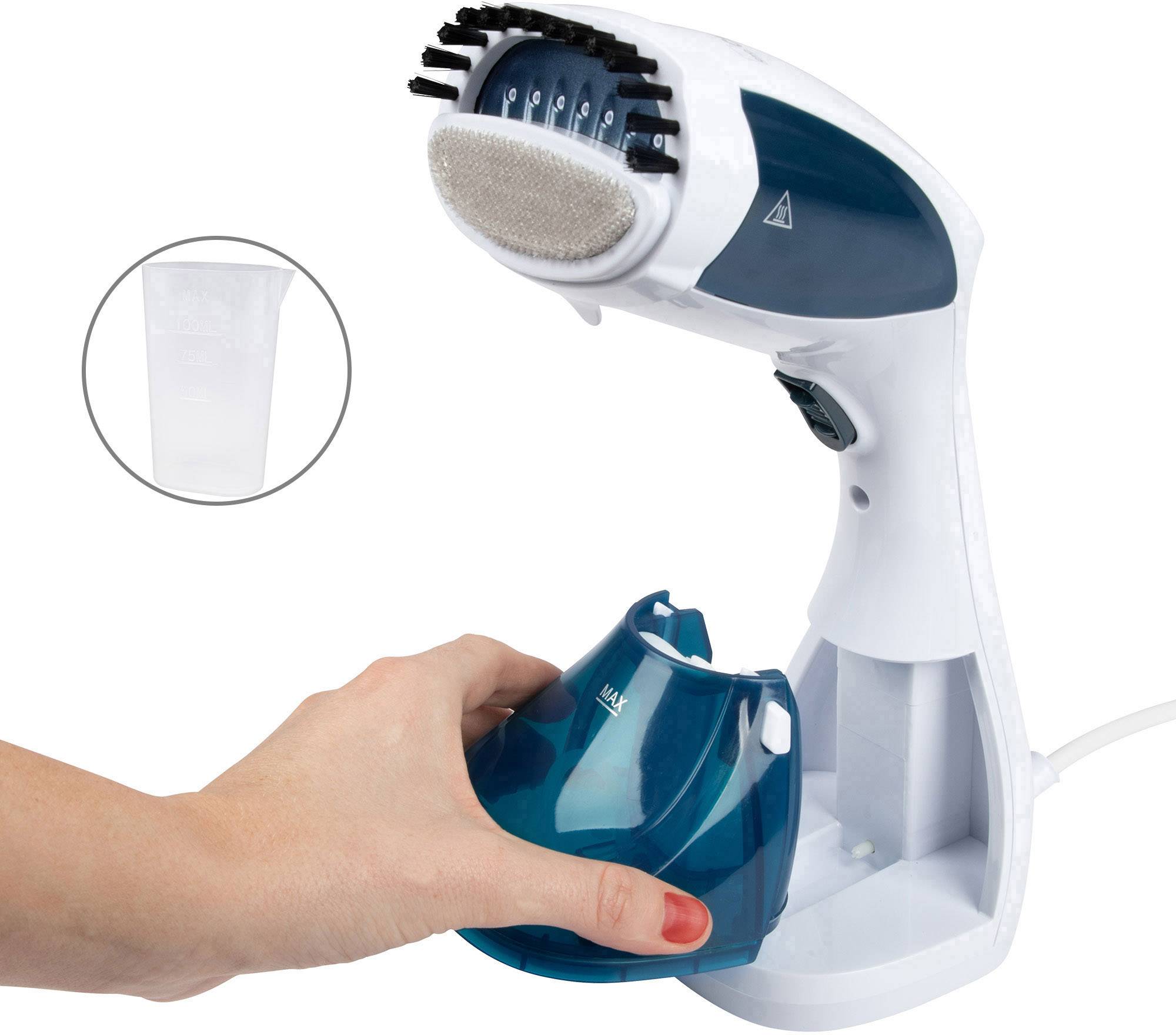 Un ferro da stiro a vapore portatile con design blu e bianco viene riempito. Sullo sfondo è visibile un misurino.
