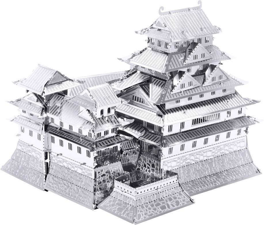 Modello in miniatura argentato di un castello giapponese con tetti e strutture delle torri dettagliati, poggiante su una base sopraelevata.