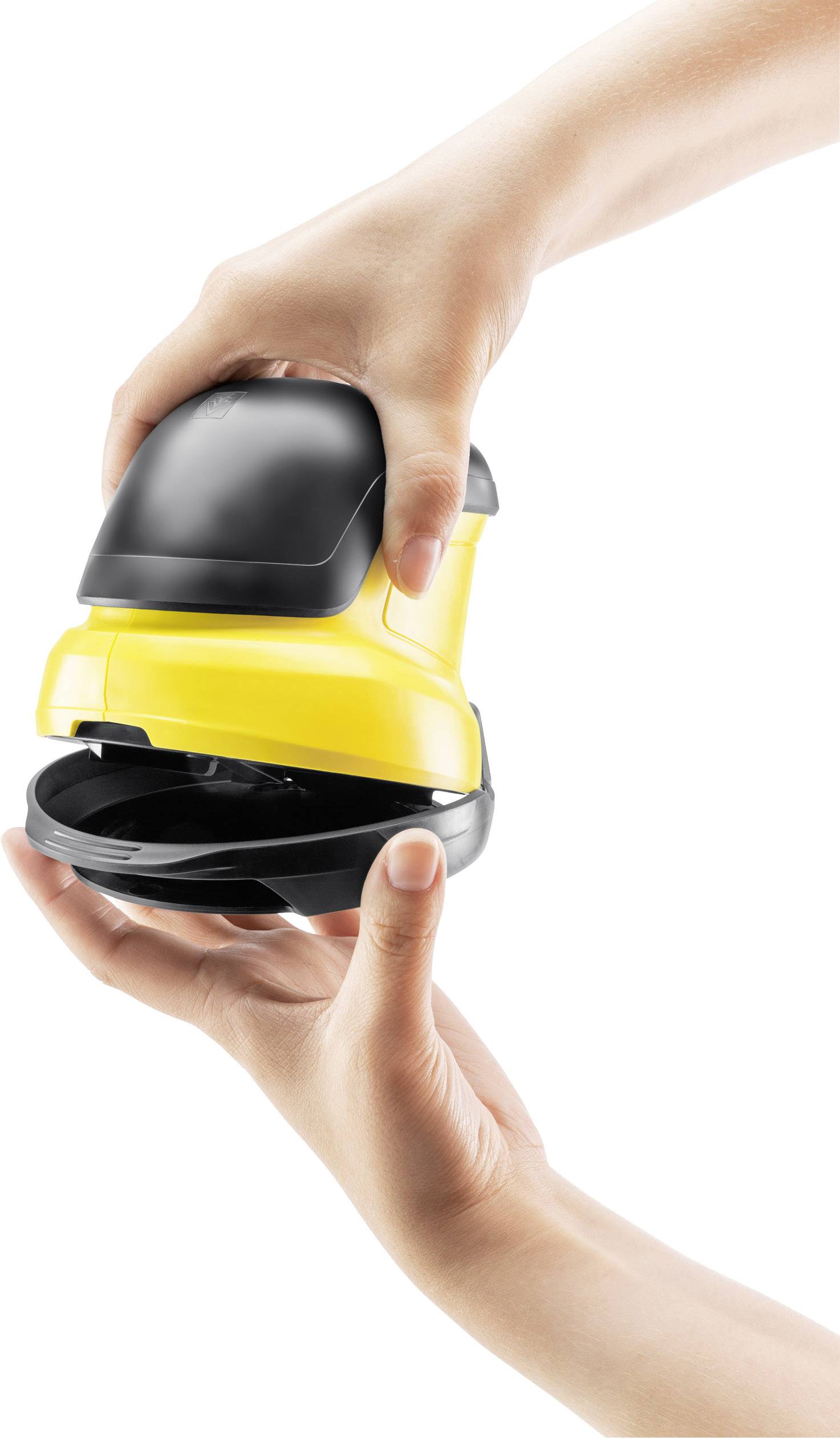 Due mani che tengono e smontano un aspirapolvere manuale giallo e nero, sullo sfondo bianco.