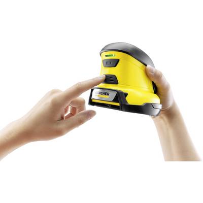 Una mano tiene un detergente per finestre giallo con due pulsanti. Un dito indica il pulsante superiore. Il dispositivo porta il logo 'Kärcher'.