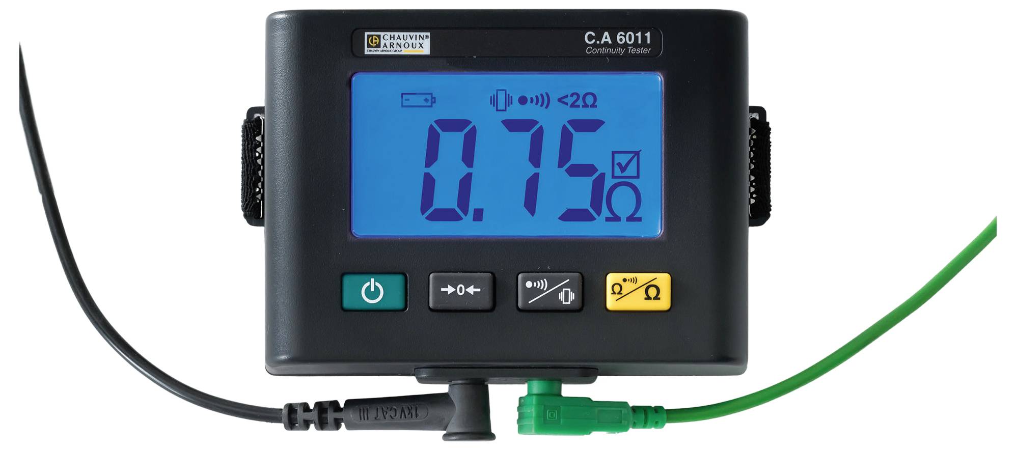 Strumento di misurazione digitale mostra un valore di 0,75 Ohm su display blu. Connessioni del dispositivo collegate in basso; nero e verde.