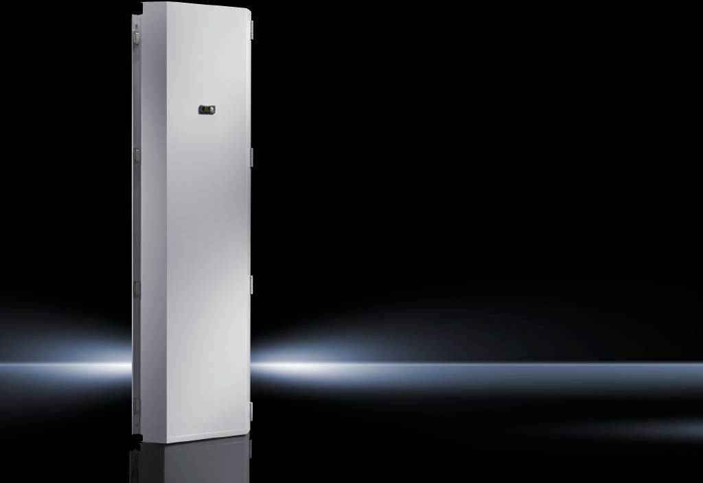 Un armadietto metallico moderno e verticale è posizionato su uno sfondo scuro. Ha una superficie liscia e argentata e possiede un piccolo display digitale al centro.