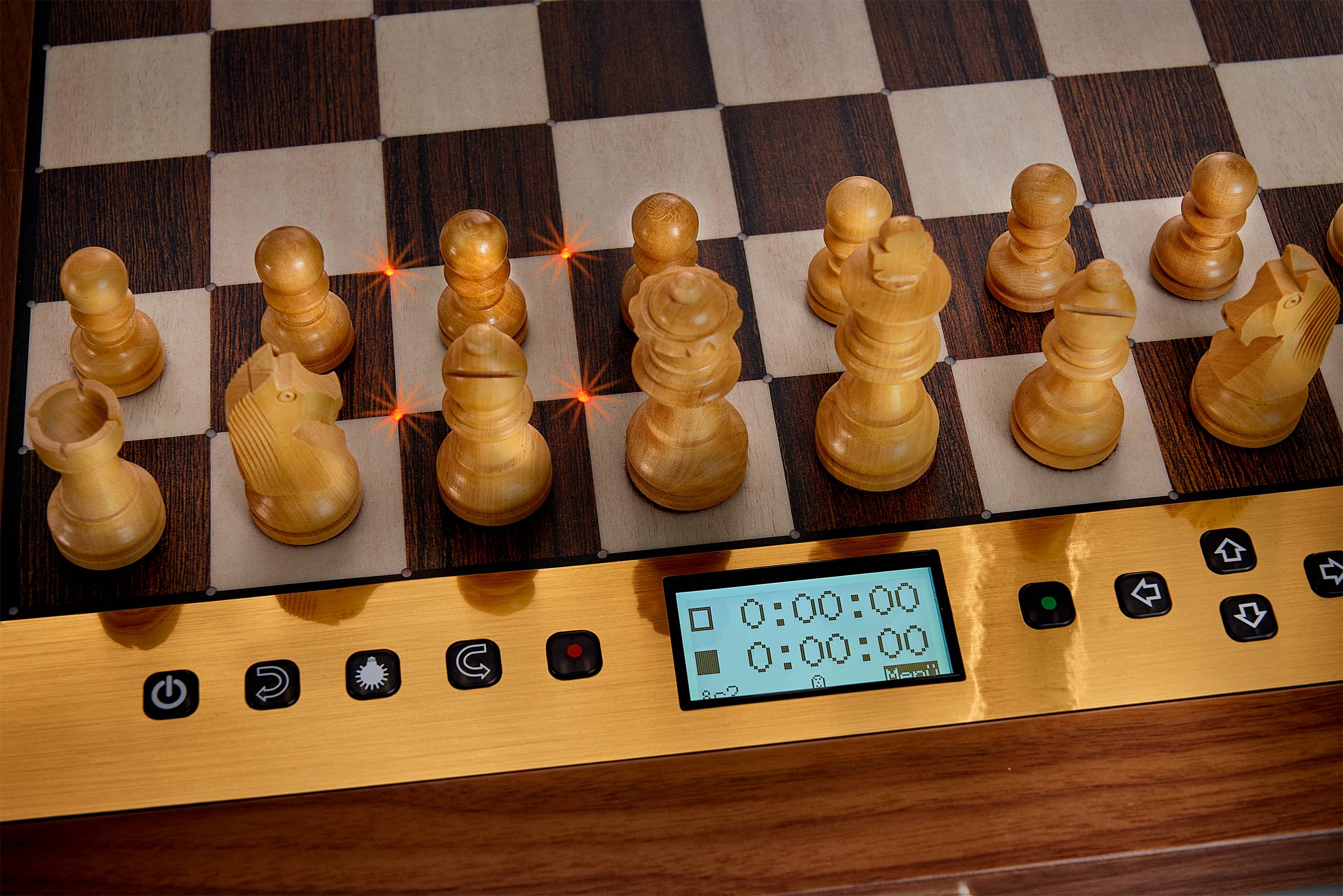 Scacchiera con orologio degli scacchi che mostra la posizione iniziale per il gioco da tavolo. Pedine in legno, display digitale con pulsanti per il controllo del tempo.
