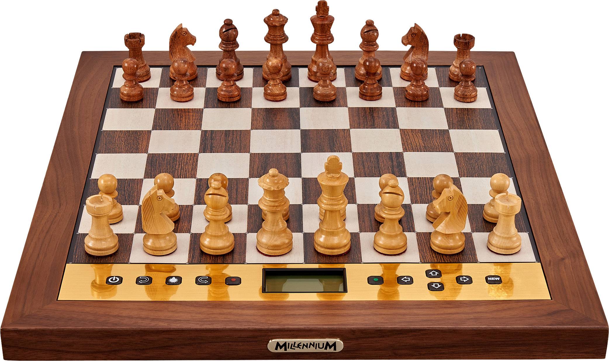 Una scacchiera con pezzi di legno schierati. In basso è presente un display digitale che rimanda a una partita a scacchi elettronica.