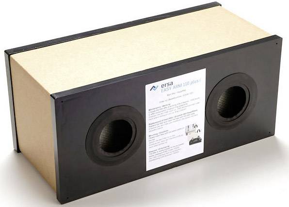 Altoparlante rettangolare con due aperture rotonde sul davanti, involucro in legno beige, bordo nero e foglio stampato al centro.