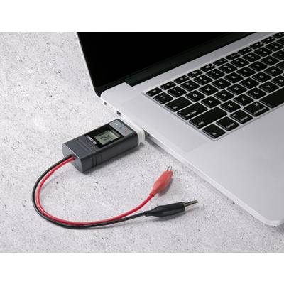 Un laptop con un multimetro collegato tramite USB. Il multimetro mostra un valore di 2,4.