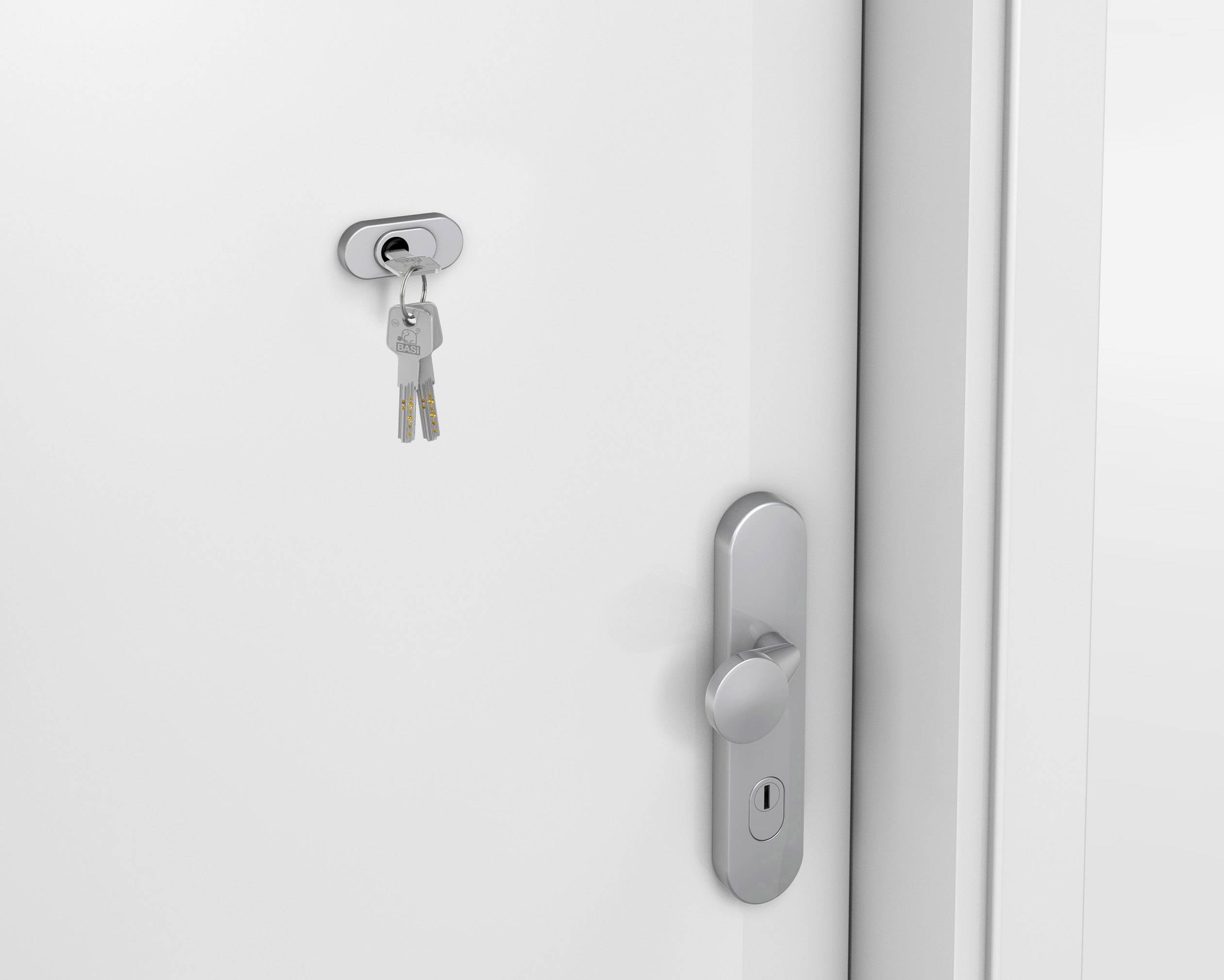 Una porta bianca con una chiave inserita nella serratura. La maniglia è argentata.