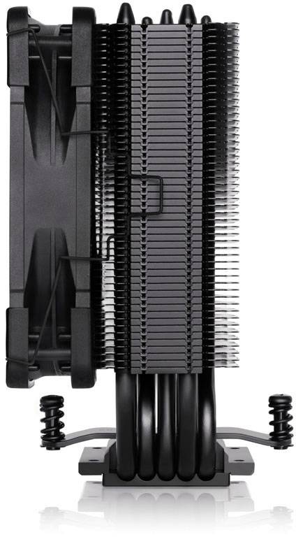 Dissipatore di CPU nero lucido con alette di raffreddamento disposte verticalmente e multipli tubi di dispersione del calore, abbinato a una ventola.
