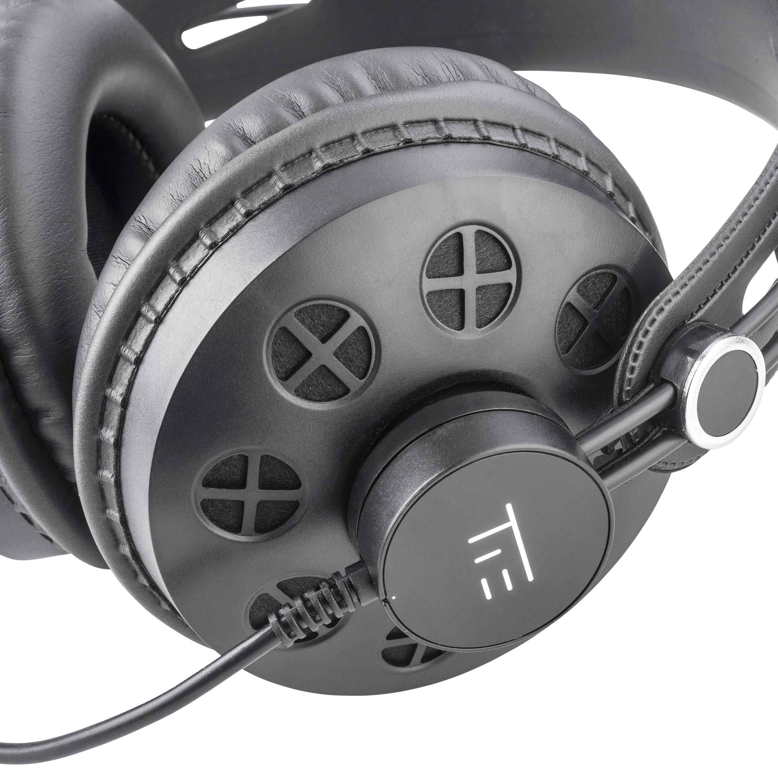 Primo piano di una cuffia over-ear nera di grandi dimensioni, con padiglioni auricolari imbottiti e un braccio del microfono visibile lateralmente.