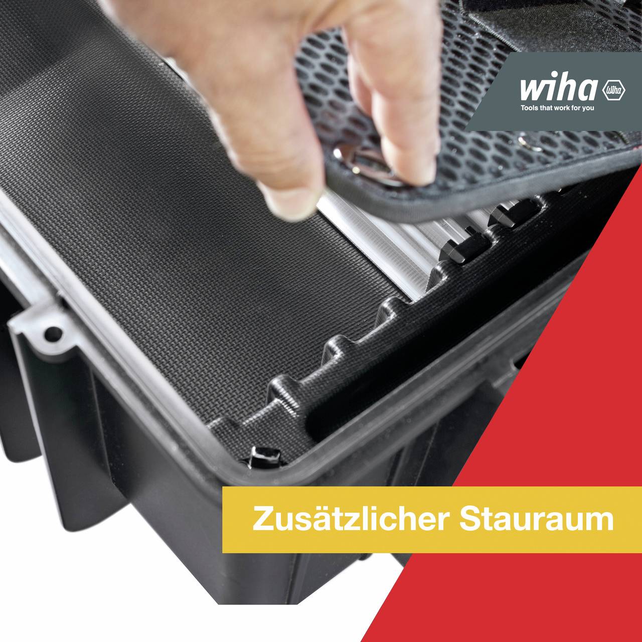 Una mano apre un toolbox nero con la scritta 'Spazio di stoccaggio aggiuntivo'. Sullo sfondo il logo 'Wiha'.