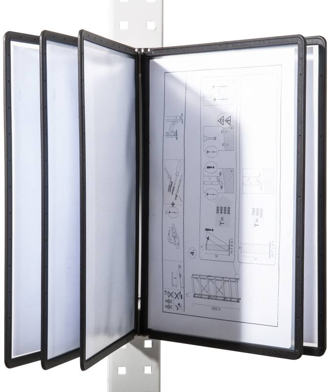 Diversi manuali tecnici aperti in custodie trasparenti, fissati a un supporto, mostrano diagrammi e istruzioni.