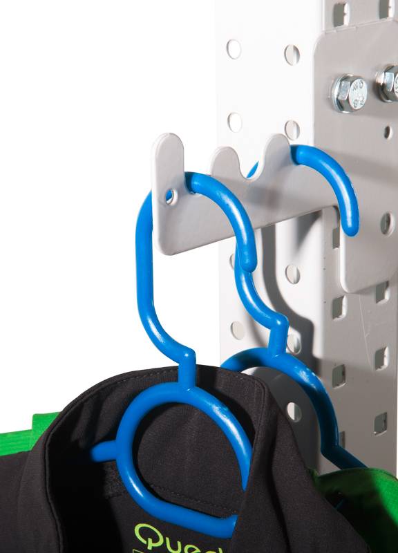 Uno scaffale con grucce blu a forma di uncino. Un capo di abbigliamento nero è appeso a una delle grucce.