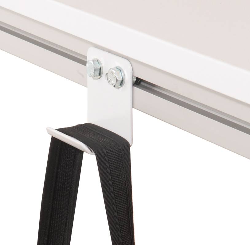 Supporto metallico con bullone fissato a una piastra bianca, con un nastro nero che pende dal supporto.