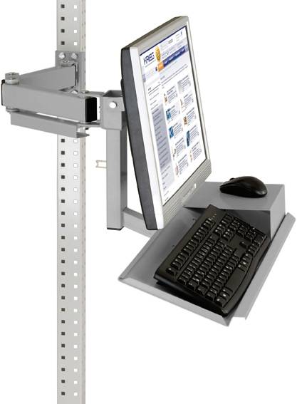 Monitor del computer, tastiera e mouse montati su un supporto da parete regolabile, che mostra una pagina web; ideale per un lavoro che richiede poco spazio.