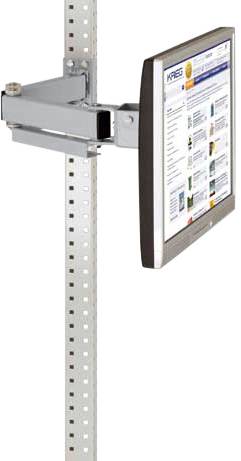 Un monitor è fissato a un braccio metallico regolabile, che è montato su un palo metallico forato.